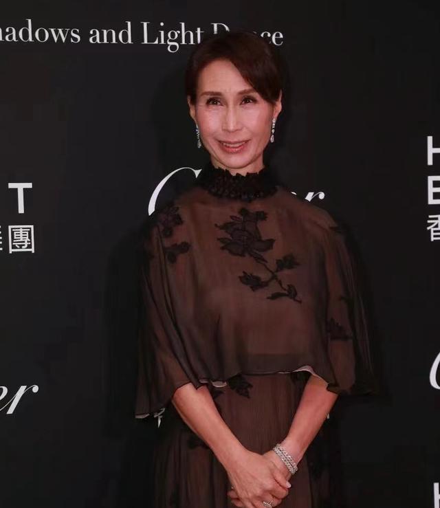 赌王最美外孙女何锶珩晒照官宣新恋情,3年前公布的婚事悄悄告吹