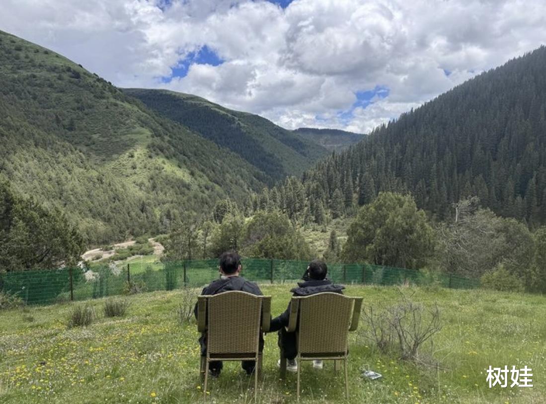 李连杰到海拔4000米高山修行,62岁利智同行,夫妻牵手修行好恩爱