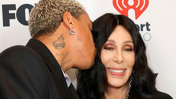 77岁雪儿和38岁小男友在颁奖礼上亲吻！把人甜到了，雪儿确实很嫩