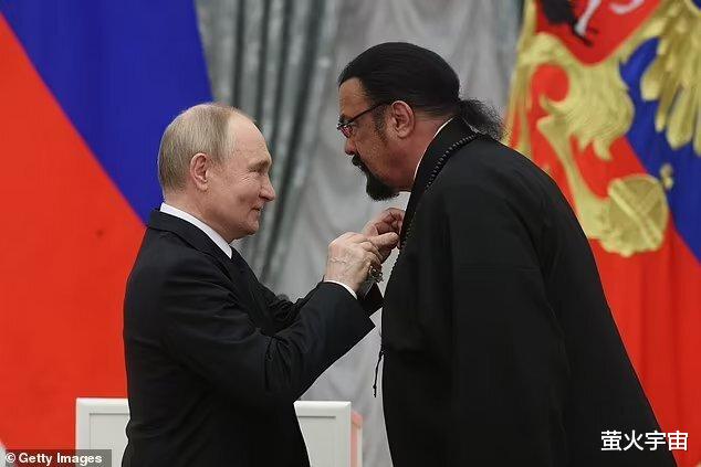 好莱坞动作男星搬到俄罗斯后体重飙升,超310斤,“胳膊都短了”