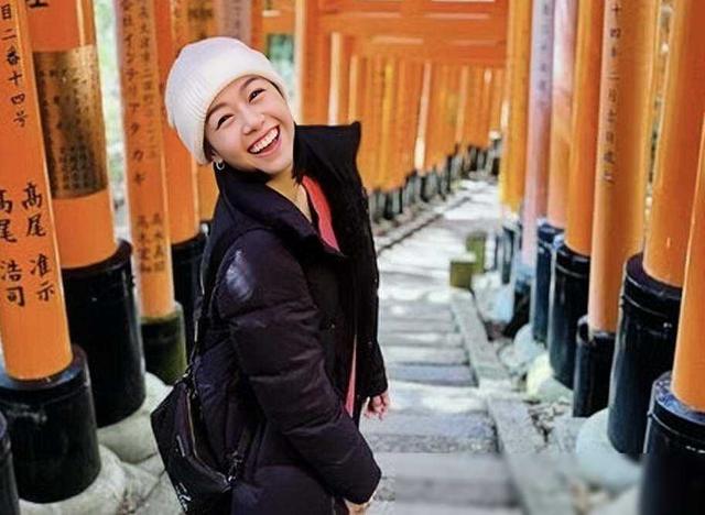 香港女星黄心颖被曝怀孕,出国旅游穿宽松衣服,腹部凸起孕味足