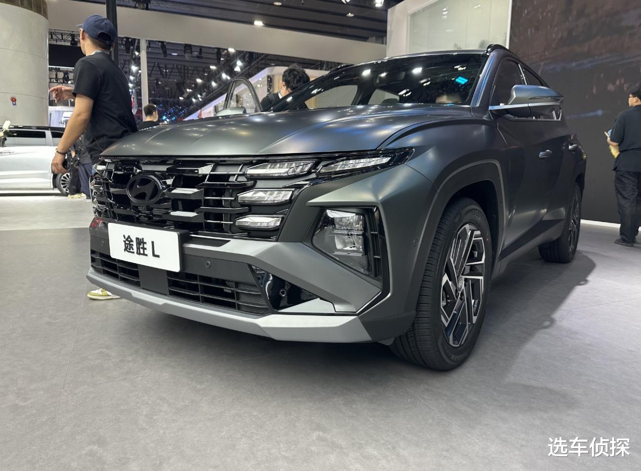2025款现代途胜L,标配8AT变速箱,纯油混动可选,HTRAC四驱