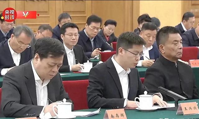 80后梁文鋒和90后王興興，就坐第一排，他們已經(jīng)年輕人中的典范！