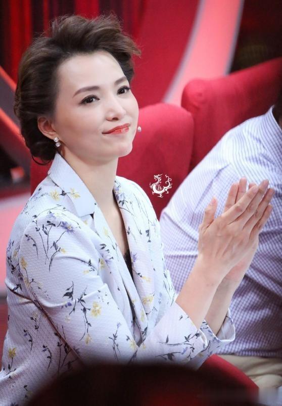 董卿不愧是“最美主持人”,发不过肩、不穿金戴银,却优雅高级