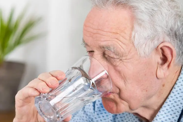 年纪大了饭量要注意？医生忠告：夏季来临，吃饭这几点一定多注意