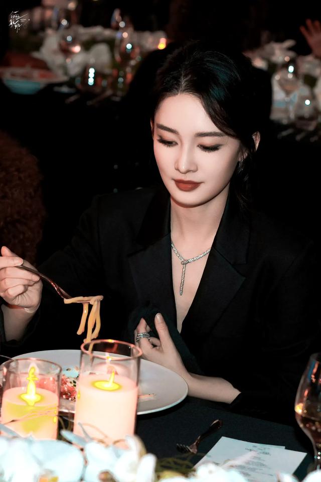 李沁，晚宴冷脸