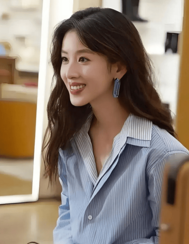 31岁章泽天现状曝光!化浓妆难掩面容衰老,身家数千亿敌不过岁月