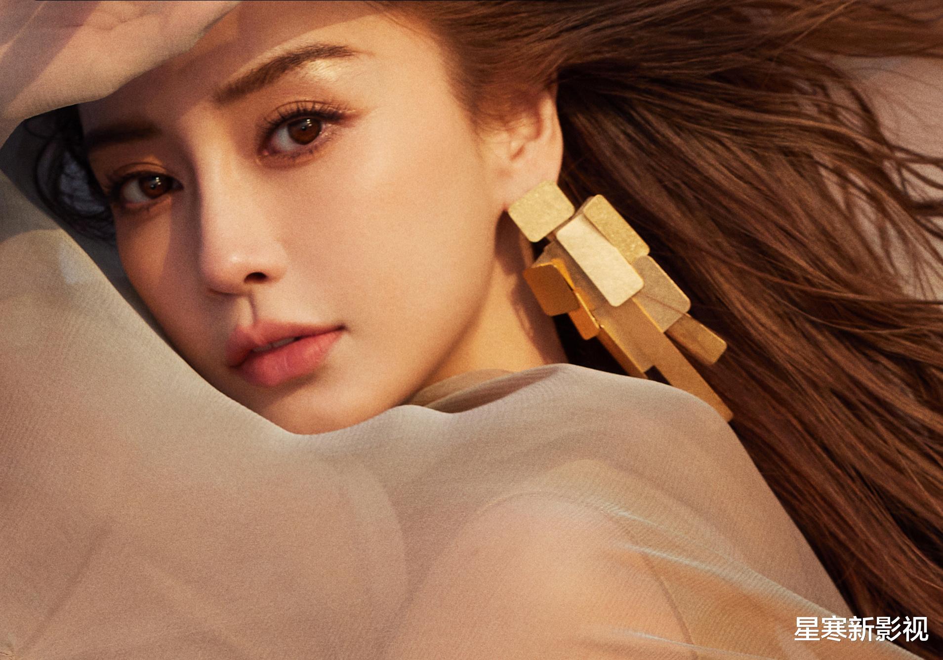 杨颖近照美上热搜，沙漠神女风造型太惊艳，35岁的状态真是绝了！