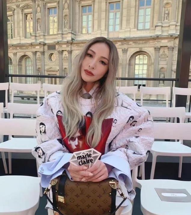 萧亚轩和小鲜肉牵手亮相!她拄拐杖但身姿挺拔,爱情的力量真神奇