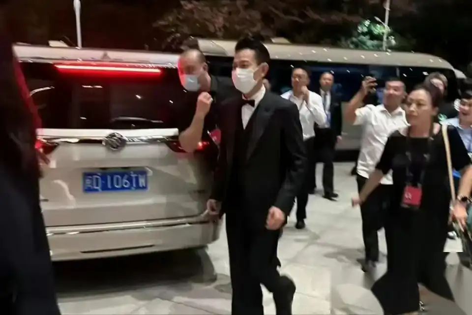 这一夜,当刘德华弯腰的一刻,陈凯歌的反应,让他的形象彻底落地