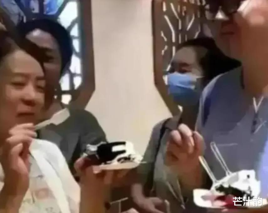 许敏夫妇回乡祭祖，姚爸再露面显憔悴，姚策堂嫂再回应蹭流量质疑