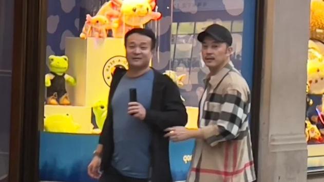 沙溢一家五一去英国旅游，瘦20斤打扮时髦，胡可闷闷不乐好憔悴！