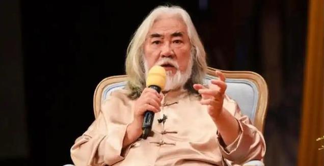 一场满月酒,让张纪中藏了多年的“体面”,被一瓶可乐撕了个粉碎