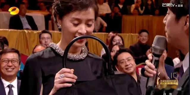 金鹰奖：李沁获大鸡腿，何炅对吴越祝福成反讽，高叶获奖人很懵！