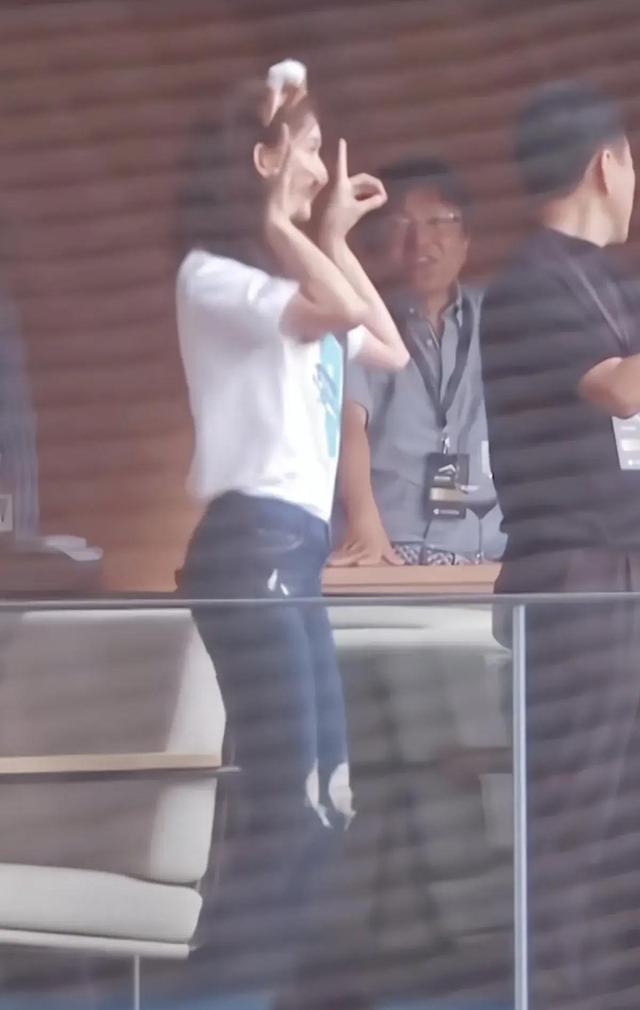 林志玲独自看棒球赛活泼似少女，可脸很老小腹隆起胯变宽毫无气质