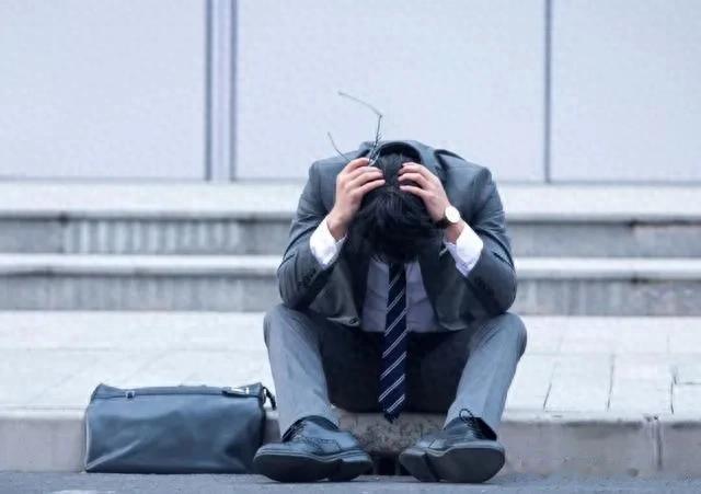 社会现状,那些失业找不到工作的,多数都是平日很少社交的人。