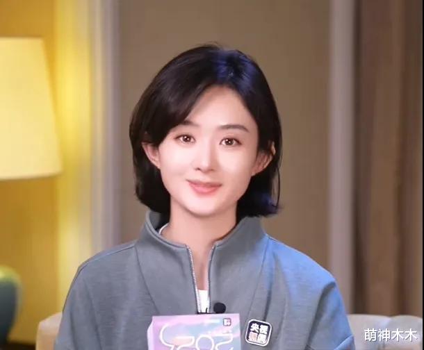 面对央视镜头,赵丽颖化淡妆、唐嫣戴帽子,相差4岁状态不一样