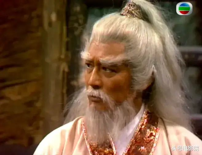 老戏骨坐轮椅!83版射雕老顽童周伯通晚年住养老院,女儿女友消失