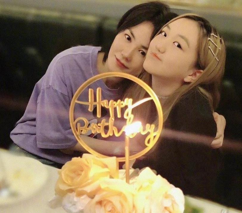 同样都是王菲的女儿，窦靖童和李嫣，她们的人生有何不同？