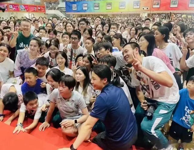 全红婵现身实验中学,在台上打哈欠,到底还是孩子,太真实