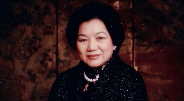 冯坚妮:离异带娃仍能嫁给霍英东,被宠52年生2子,最后分到50亿