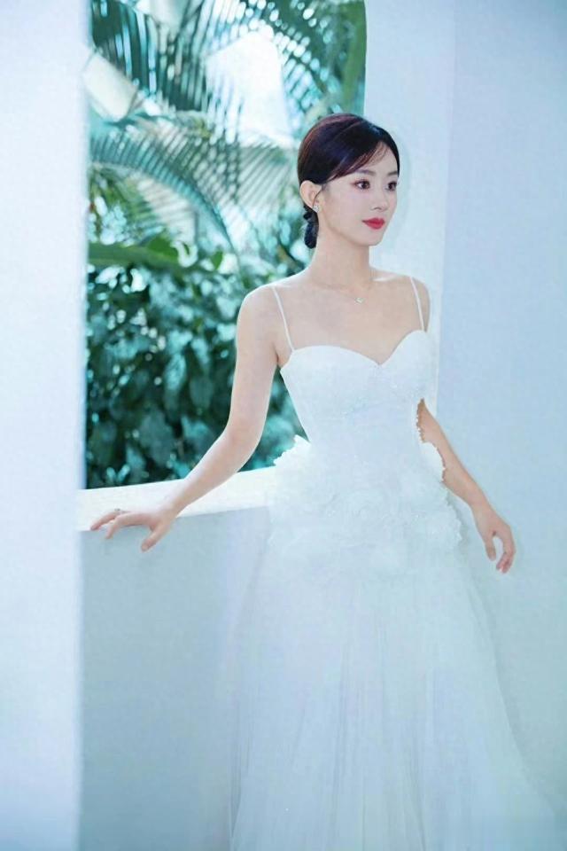 赵丽颖现身北京参加活动,白色吊带太美了,网友:这谁能顶得住?