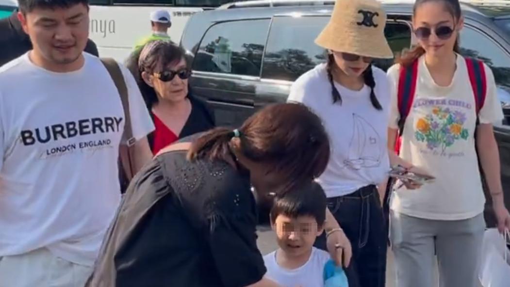 章子怡携子现身阿那亚，儿子牵着妈妈不撒手超依赖，露正脸像舅舅