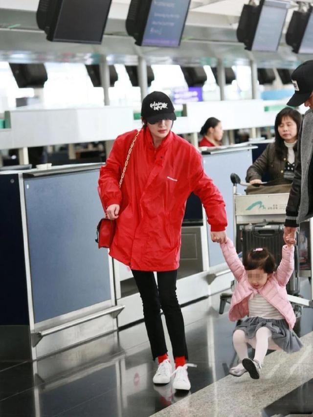 49岁刘恺威近照曝光，眯眼尬笑一脸猥琐，与杨幂状态像两代人