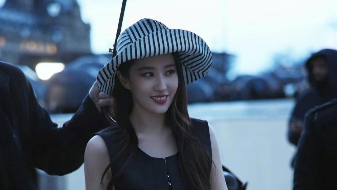 刘亦菲亮相巴黎时装周，白袜子丝毫不影响强大的气场