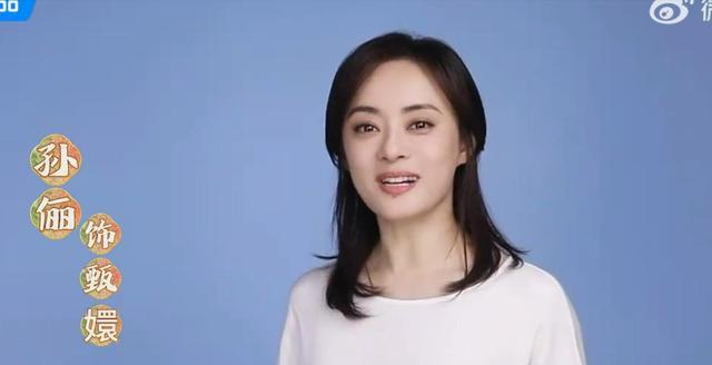 甄嬛传晚会，被长发披肩的孙俪惊艳，凶相变福相，甩打针脸几条街