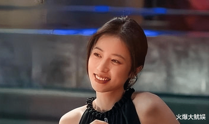 笑死！金晨果然装不了一点，看周雨彤的眼神重现张继科名场面