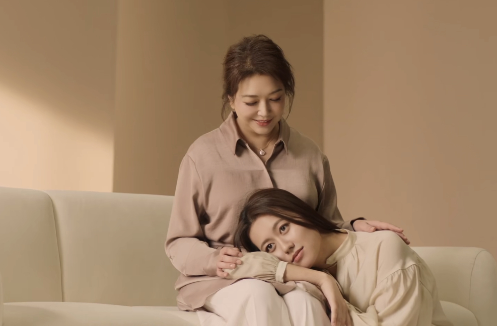 56岁江珊与老公逛街，背超大购物袋满头白发，田小洁耐心陪伴