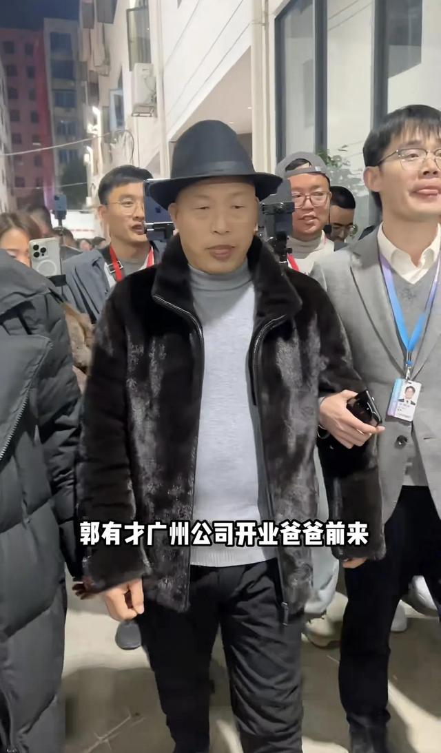赵雅芝亲临郭有才公司开业大典，皱纹多太显老！郭有才激动到发抖