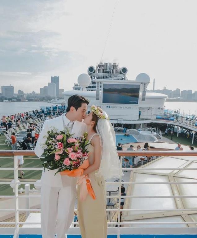 29岁港姐小花晒露背洞穴婚照！明年与TVB男星结婚！男友出生富裕