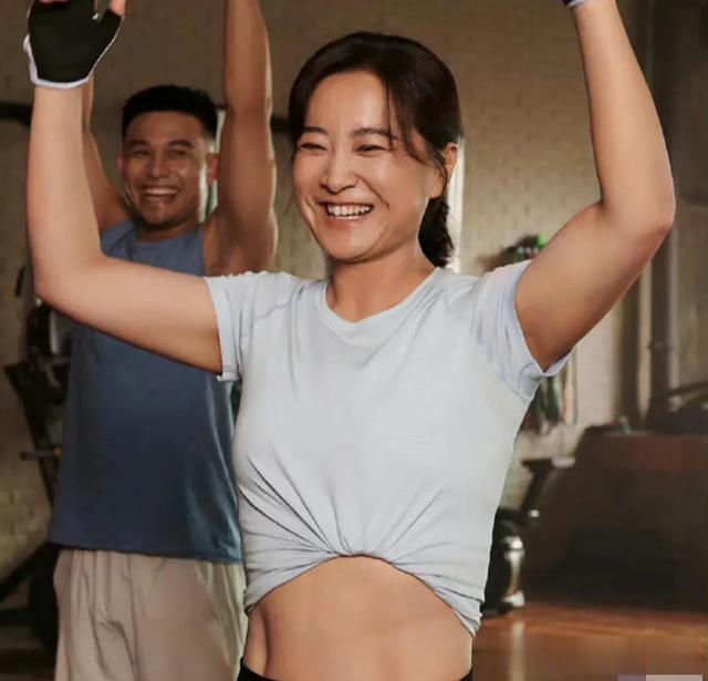 贾玲再接新代言,露脐装身材一览无余,明媚笑容好强的生命力