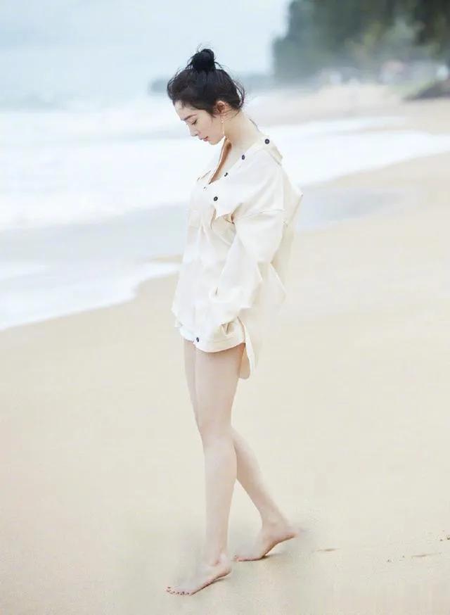 杨幂，夏日海边的清爽