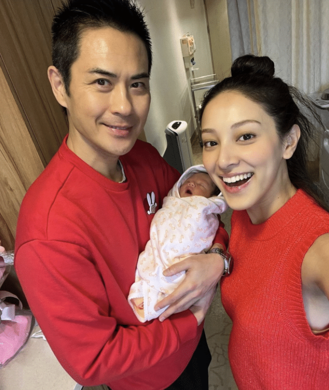 陈凯琳马来西亚参加活动,现场无滤镜视频本人又瘦又黑,幻灭了