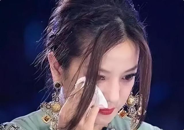 赵薇近照曝光,回芜湖老家看望母亲,穿着朴素,49岁面容尽显憔悴