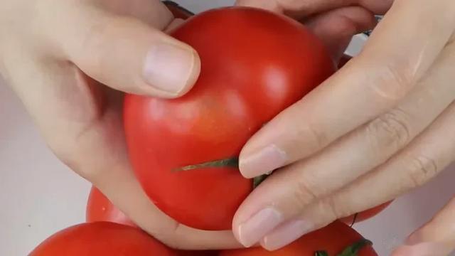 西红柿别只挑红的买!牢记4招,挑选的西红柿新鲜肉厚,酸甜多汁