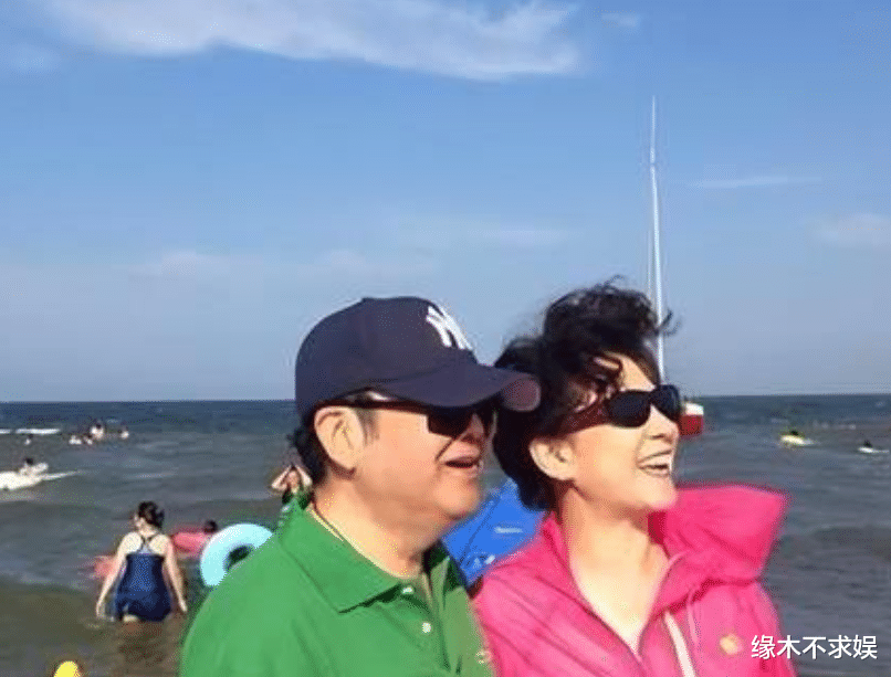 王馥荔老公死因曝光，追悼会现场全家福太催泪，王骁妻女首亮相！