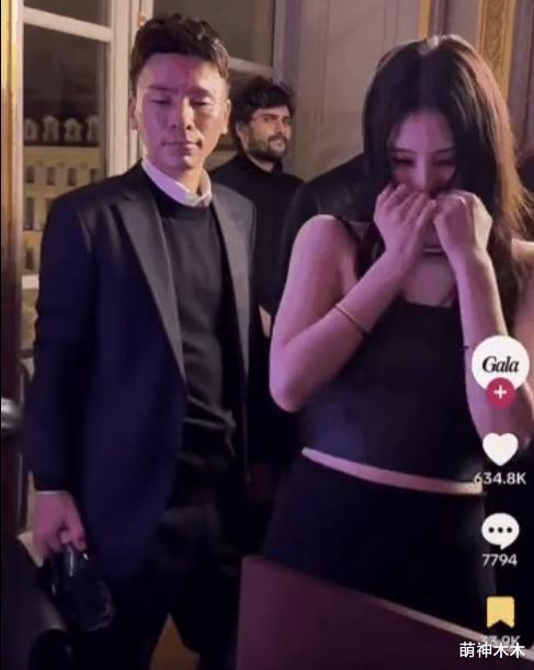 韩星韩素希当众举止异常,五官不受控表情怪异,被质疑精神不正常