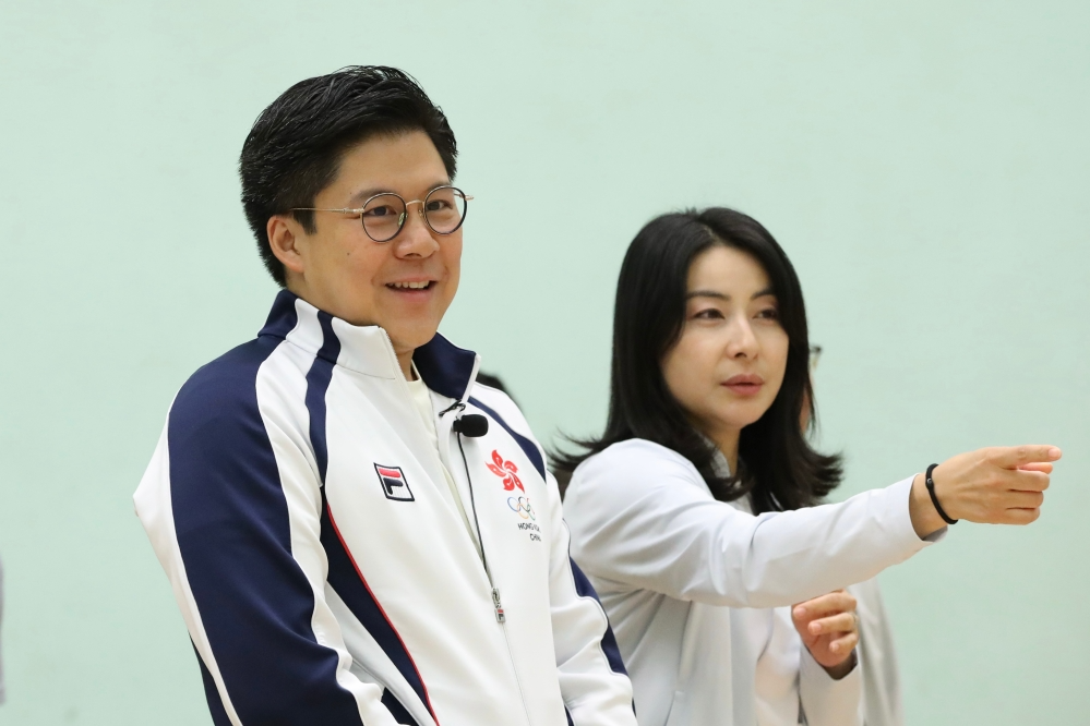 霍震霆和仨儿子现身内地,启刚给弟弟拍照,郭晶晶身份特殊最受宠