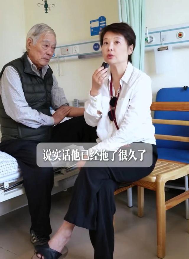 50岁袁立带父亲去医院,圈外老公陪同衣着朴素,袁父安心脏起搏器