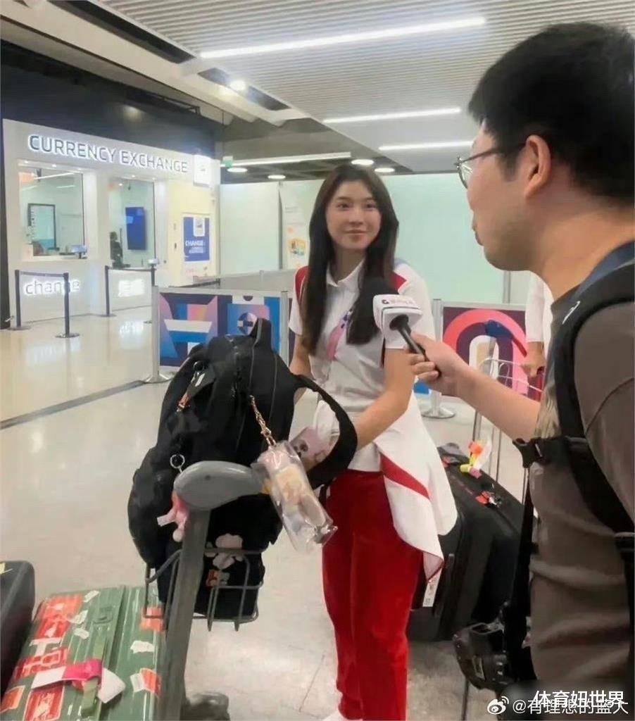 田径女神吴艳妮素颜判若两人!素颜现身机场落差大,网友:更好看了