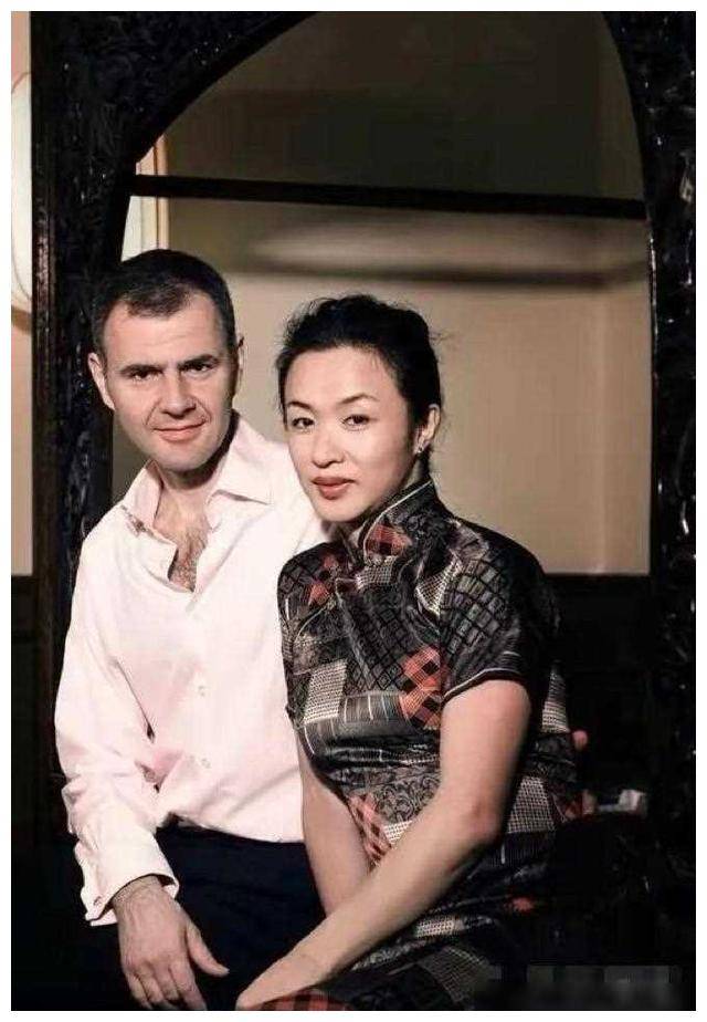 金姐为爱等待18年,与汉斯重领结婚证,网友直呼太感人!