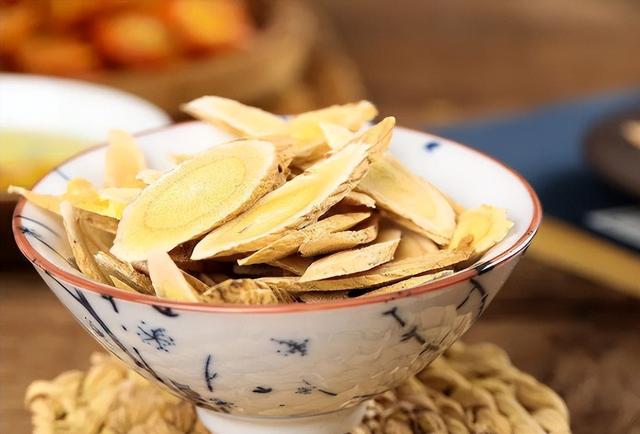 黄芪伤肾，黄芪泡水喝危害多？提醒：真正伤肾的是这3类中药