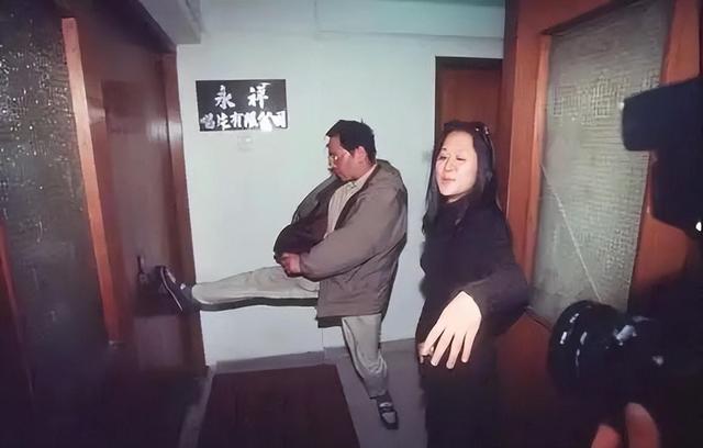 三女共侍一夫,每人每月还有50万工资拿,每周还有一天休息时间