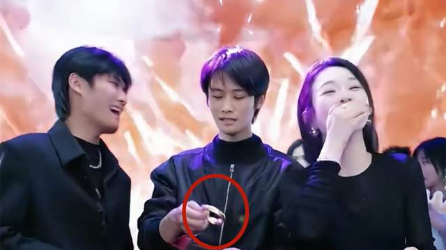 曝七老板生日小杨哥转账28万！现场送10万的包，大杨哥送金手镯