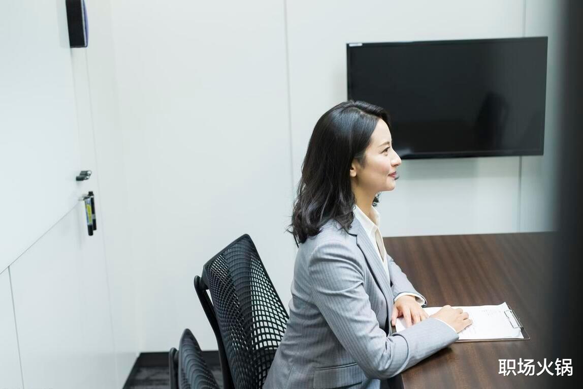 老领导退休人走茶凉，他女儿求职无人帮忙，我升组织部长亲自面试