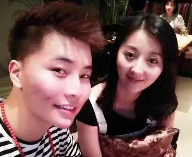 付笛生携儿子儿媳到奥地利！任静戴着30万镯子 与老公街头甜蜜相拥